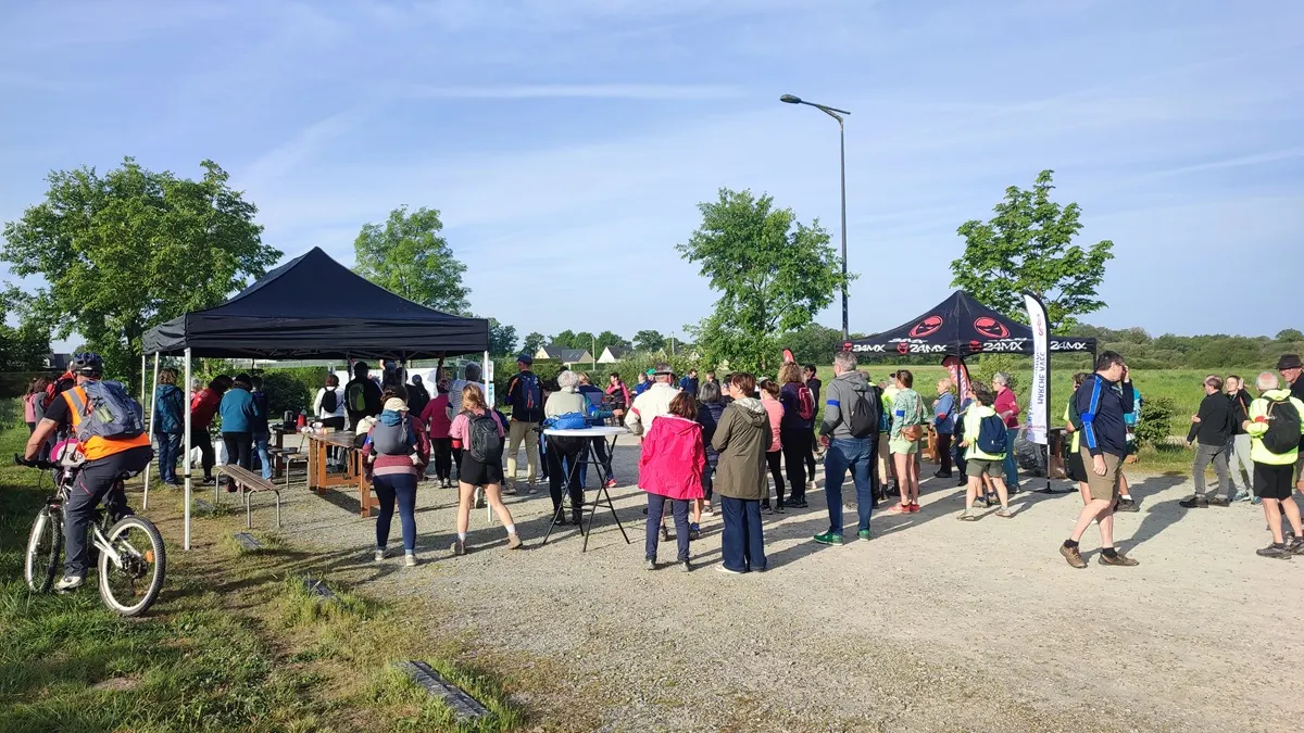 Accueil des participants sous les barnums de la marche caritative
